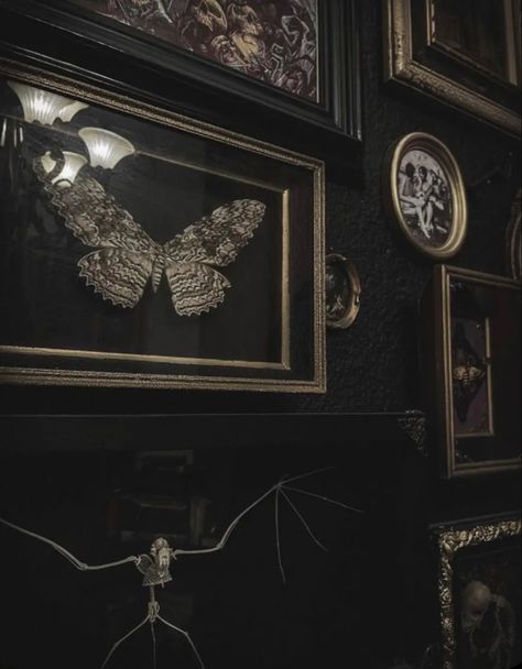 Gothic Victorian Homes, Moody Home Decor, Goth Houses, Gothic Interior, Home Decor Apartment, Home Decor Wallpaper, Home Decor Aesthetic, Dark Home Decor, Goth Home