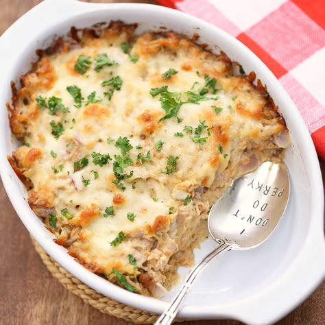 Low Carb Keto Tuna Casserole | Healthy Recipes Blog Tuna Casserole Healthy, Keto Tuna Recipes, Keto Tuna Casserole, Pasta Tuna, Keto Seafood Recipes, Keto Tuna, Keto Fish, Tuna Casserole Recipes, Keto Casseroles