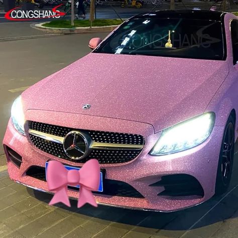 Car Aesthetic Couple, Car Trip Essentials, Interior Car Decorations, Car Decorating Ideas, Coquette Car, 2023 Cars, Car 2023, Pink Car Accessories, Girly Car Accessories