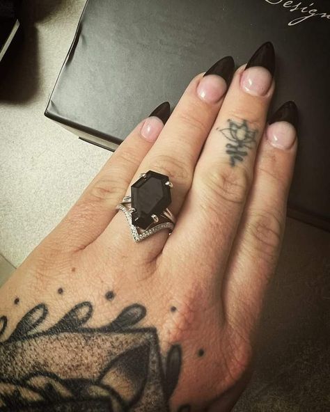 Goth Engagement Rings Vintage Style, Spooky Engagement Ring, Goth Wedding Rings, Wedding Ring Goals, Goth Wedding Ring, Goth Engagement Rings, Plus Size Alt Fashion, Ring Goals, Cute Proposal Ideas