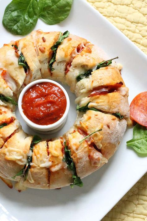 PARTY PIZZA RING -- Delicious, cheese, easy appetizer idea. Bread baked in a ring and stuffed with tomato sauce, pepperoni, spinach and mozzarella. Super Bowl Foods, Roll Sandwiches, Crescent Rings, Soft Granola, Spinach And Mozzarella, Pizza Ring, Party Food Easy Appetizers, Chicken Cheesesteak, Superbowl Food