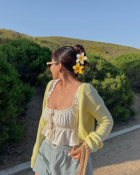 Neighborhood strolls + recent favorites 🫶🏼🌼🌸 — #outfitinspo #simpleoutfits #pinterestoutfits | Instagram Yellow Claw Clip, Claw Clip Flower, Minimal Summer Outfit, Yellow Top Outfit, Beachy Summer Outfits, Hawaii Outfit, Japan Fits, Yellow Claw, Trends For 2024