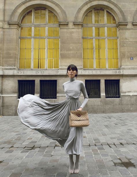 Rockstud Spike Monochromatic Outfit, Casual Day Dresses, Monochrome Fashion, Gorgeous Clothes, Street Style Chic, Bohemian Clothes, Street Style Looks, Fashion Books, Mode Inspiration