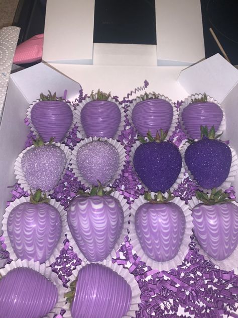 Purple Halloween Party Food, Purple Birthday Snacks, Bratz Party Treats, Sweet 16 Cake Ideas Purple, Purple Chocolate Covered Strawberries, Purple Party Foods, Quinceanera Food, Fancy Strawberries, Purple Treats