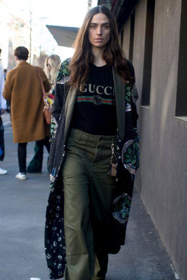 Milano str RF17 9607 Army Green Pants Outfit, Pants Street Style, 2017 Street Style, Green Pants Outfit, Mens Fashion Week Street Style, Vintage Wash Jeans, Milan Men's Fashion Week, Boot Outfits, Wide Leg Pants Outfit