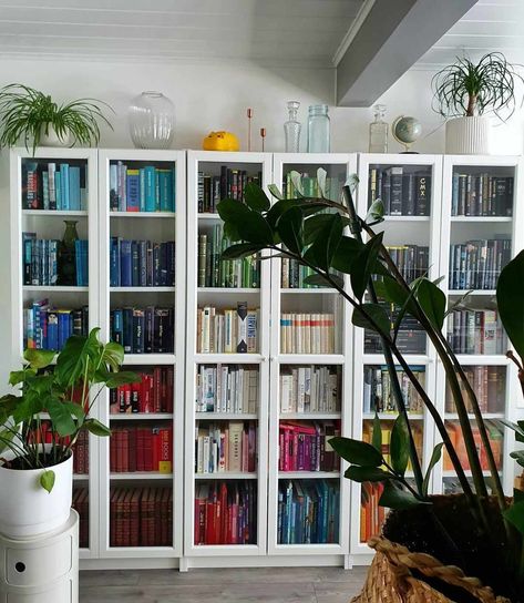 Martha Stewart Living Room, Future Decor, Bookshelf Makeover, Organize Books, Maximize Small Space, Bookshelf Organization, Warm Home Decor, Home Library Design