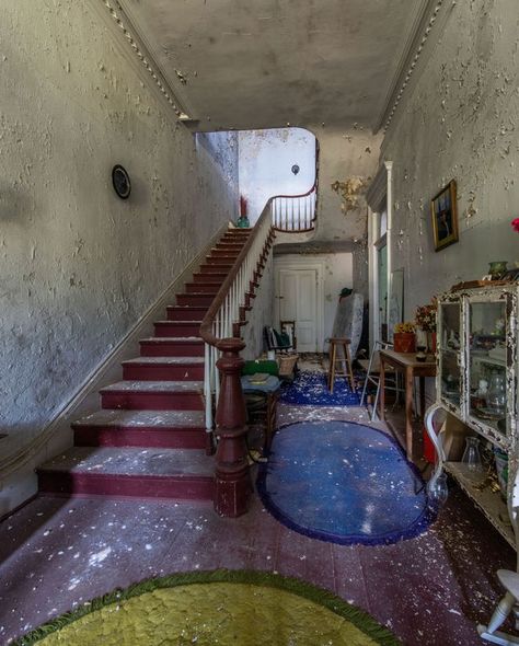 A once-grand staircase springs from the ground floor up to the first floor of the abandoned home Abandoned Property, Creepy Houses, Abandoned Mansion, Haunted Dolls, Breathtaking Places, Abandoned Mansions, News Agency, Creepy Dolls, Grand Staircase