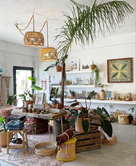 Beach Gift Shop, Surf Shop Aesthetic, Hawaii Boutique, Store Shelving, Vintage Shop Display, Gift Shop Displays, Aesthetic Hawaii, Flower Shop Interiors, Pigeon House