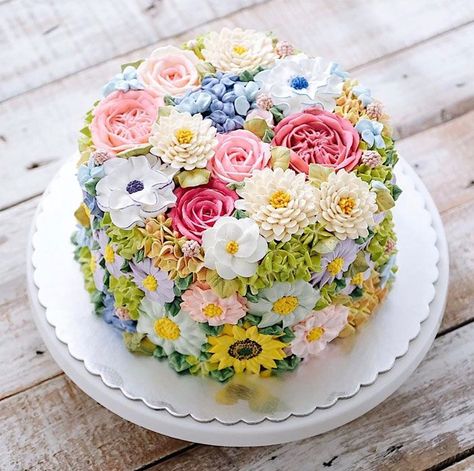 Spring-colourful-buttercream-flower-cakes Lilacs Flowers, Garden Daisy, Floral Cake Design, Quotes Flower, Garden Wild, Garden Cake, Garden Tattoo, Plate Flowers, Buttercream Flower Cake