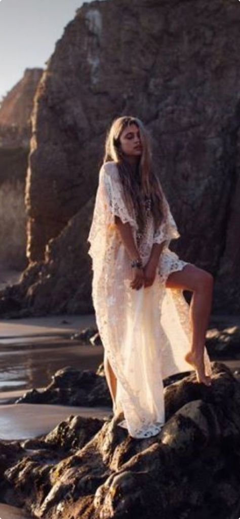 Strand Shoot, Inspiration Photoshoot, Beach White Dress, Boho Beach Dress, Shotting Photo, Photographie Portrait Inspiration, Beach Photography Poses, Beach Shoot, Beach Portraits