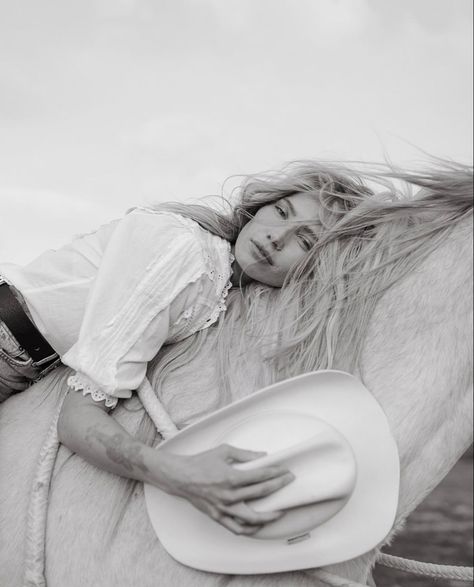 Equestrian Photoshoot, Horse Photoshoot Ideas, Equine Photography Poses, Cowgirl Photoshoot, Horse Photography Poses, Foto Cowgirl, Cowgirl Photo, Pictures With Horses, Western Photoshoot