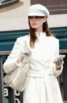 Is the newsboy hat making a comeback? You won't believe which It-girl was recently spotted sporting the accessory.. Devil Wears Prada Outfits, Prada Outfits, Anne Hathaway Style, Devil Wears Prada, Elegante Casual, Estilo Preppy, Movie Fashion, News Boy Hat, White Coat