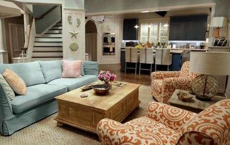 Jane Fonda, Lily Tomlin, and the Creator of "Grace and Frankie" Tell Us All About the Show's Beach House Grace And Frankie Beach House, Beach House Bedroom Furniture, Beach House Decor Living Room, Orange Chairs, Movie Houses, Grace And Frankie, Sofa Orange, Beach House Furniture, Lily Tomlin