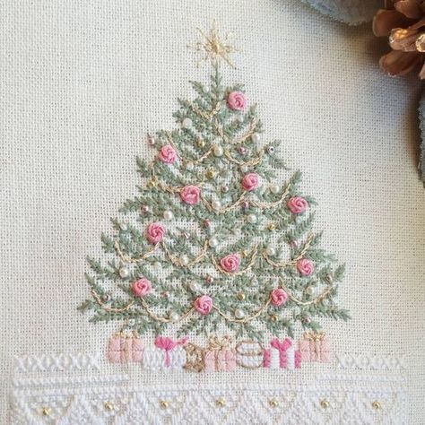 Christmas Embroidery Patterns, Cross Stitch Christmas, Christmas Embroidery Designs, Handmade Embroidery Designs, Embroidery Stitches Tutorial, Hand Embroidery Flowers, Embroidery Patterns Vintage, Stitch Christmas, 자수 디자인