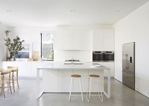 Bellevue Hill House | est living Kitchen Concrete Floor, Modern Minimal Kitchen, Beach Style Kitchen, Scandinavian Kitchens, Kitchen Concrete, Kitchen Island Bench, Minimal Kitchen, Est Living, Minimal House Design