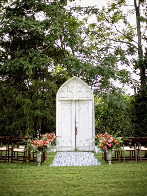 Vintage church door wedding arch diy Old Doors Wedding, Diy Wedding Arbor, Old Fashioned Wedding, Diy Wedding Arch, Wedding Arbors, Diy Outdoor Weddings, Wedding Alters, Wedding Ceremony Ideas, Doors Ideas