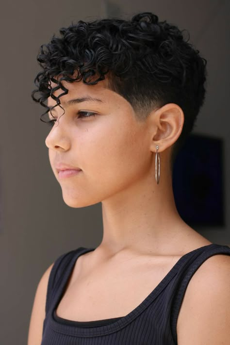 Fade Haircut Women Curly Hair, Easy Hair Designs Shaved, 2000s Hairstyles, Fade Haircut Curly Hair, Taper Fade Curly Hair, High Fade Haircut, Curly Pixie Hairstyles, Curly Pixie Haircuts, Shaved Side Hairstyles