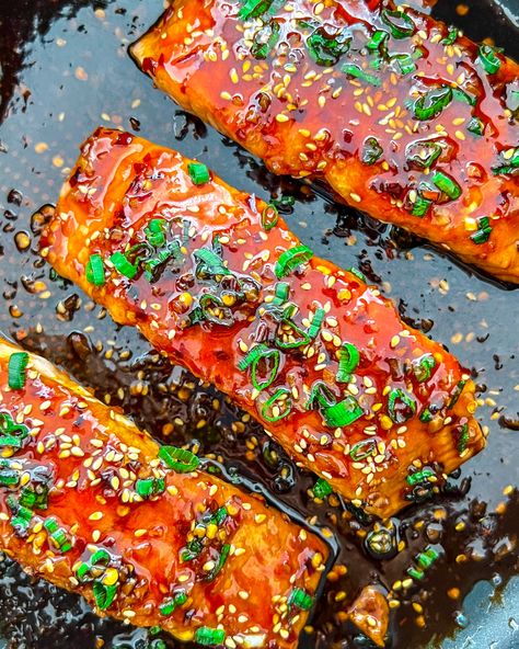 Spicy Honey Glazed Salmon, Honey Ginger Salmon, Spicy Salmon Recipes, Bacon Wrapped Salmon, Miso Glazed Salmon, Peach Sauce, Asian Salmon, Food Thoughts, Salmon Recipes Baked Healthy