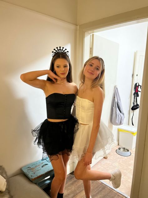 Black And White Costume Ideas Outfit, Black And White Duo Costumes, Female Duo Costumes, Black And White Swan Costume, Iconic Duo Costumes Best Friends, Iconic Duo Costumes, White Swan Costume, Black And White Swan, Swan Costume