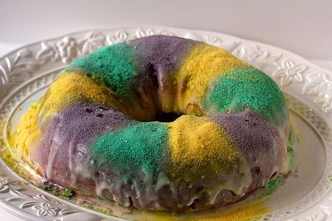 Traditional Mardi Gras King Cake Recipe Mardi Gras King Cake Recipe, Bread Ring, American Dessert, King Cakes, King Cake Recipe, Mardi Gras King Cake, Cake Liner, Colored Sugar, Holiday Inspo