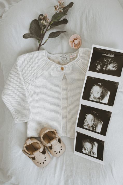 Baby girl clothes flat lay Gender Reveal Flat Lay, Baby Announcement Flat Lay, Flat Lay Pregnancy Announcement, Pregnancy Announcement Flat Lay, Baby Girl Pregnancy Announcement, Baby Flat Lay, Girl Pregnancy Announcement, Gender Reveal Photography, Pregnancy Photo