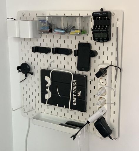 #idea #ideas #storechargers #storebatteries #bchargers #batteries #Ikeaophangbord #ophangbord #Ikea #IkeaSkadis #Skadis Skadis Bedroom, Skadis Office Ideas, Ikea Pegboard Ideas Gaming, Skadis Gaming Setup, Skadis Pegboard Hack, Ikea Skadis Office, Skådis Ikea Hack, Ikea Pegboard Hack, Skadis Ikea Ideas Office