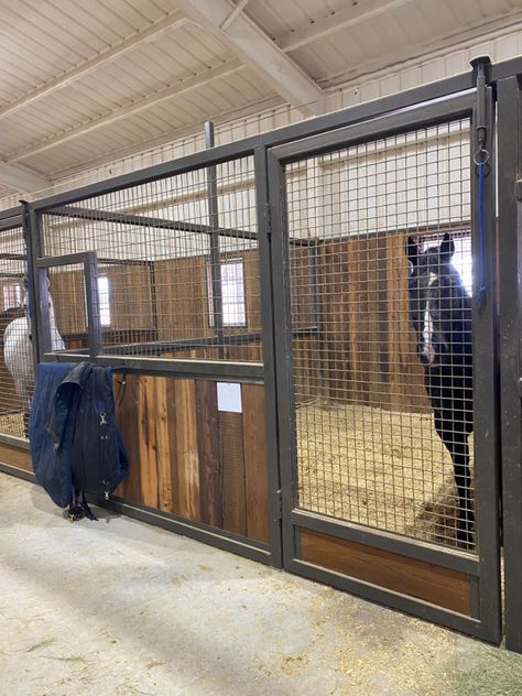 Portable Horse Stalls, Horse Breeding Facility, Horse Training Facility, Small Horse Barn Plans, Barn Stall Ideas, Custom Horse Stalls, Equine Stables, Dream Barn Stables, Barn Layout