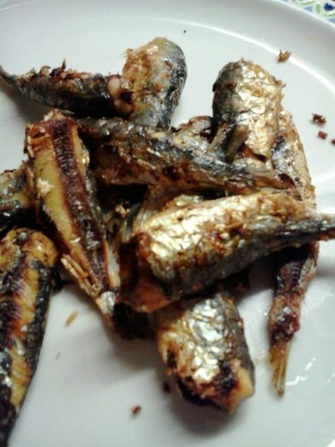 FEED THE IRON: My PM snack: "fried" sardines! Air Fryer Sardines, Fried Sardines Canned, Fried Sardines, Canned Sardines, Tefal Actifry, Fried Chicken Legs, Philips Air Fryer, Fish Snacks, Sardine Recipes