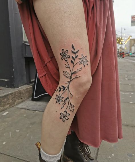 Tattoo Ideas Geometric, Over The Knee Tattoo, Knee Tattoo Ideas, The Knee Tattoo, Knee Tattoos, Shin Tattoo, Ankle Tattoo Designs, Funky Tattoos, Leg Tattoos Women