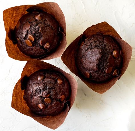 Looking for some light, bouncy, moist Double Chocolate Banana Muffins that have a beautiful, tall muffin crown? I've got you! These muffins effortlessly come together in one bowl and are mixed + baked in under 45 minutes. These mega moist chocolate muffins are LOADED with chocolate-banana flavor and you're going to love them! Breakfast Chocolate Muffins, Choc Banana Muffins, Moist Chocolate Muffins, Chocolate Breakfast Muffins, Banana Chocolate Muffins, Double Chocolate Banana Muffins, Moist Banana Muffins, Sourdough Muffins, Chocolate Muffin Recipe