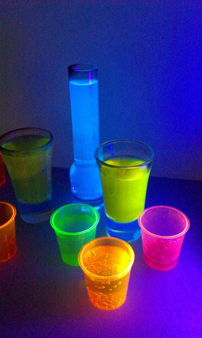 Flaming Cocktails, Things That Glow, Glow Stick Jars, Glow Jars, Glow In Dark Party, Blacklight Party, Glow Birthday, Science Party, Diy Halloween Decor