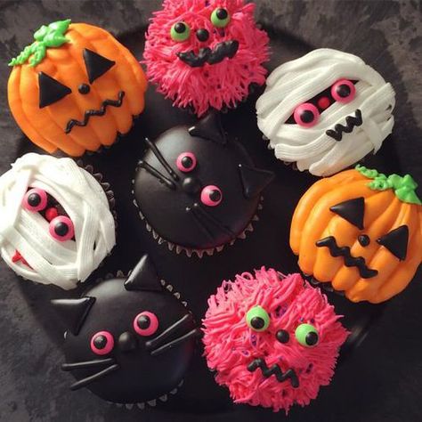 inmycrazydays:   algunos cupckakes para comerlos bien halloweenescos me encanta esta idea tan super chevere la verdad estooy super enamorada tu no?  http://ift.tt/2drPop0 Snack Halloween, Halloween Torte, Deco Cupcake, Pasteles Halloween, Cupcakes Halloween, Dessert Halloween, Cupcakes Decorados, Halloween Sweets, Halloween Baking