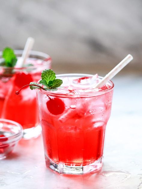 SHIRLEY TEMPLE DRINK STORY - Yummy Mummy Kitchen Drink Story, Shirley Temple Drink, Vodka Shots, Lemon Lime Soda, Yummy Mummy, Pretty Tables, Maraschino Cherry, Shirley Temple, Ginger Ale