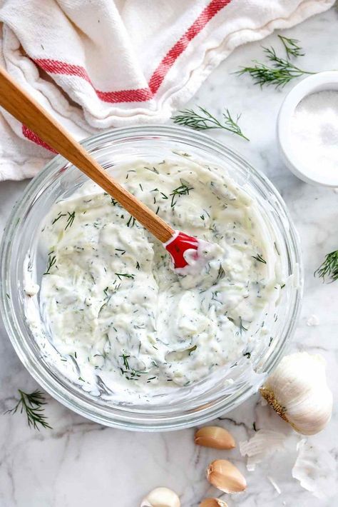 Greek Yogurt Tzatziki Sauce Dip | foodiecrush.com #dip #tzatziki #yogurt #sauce #recipe Tzatziki Sauce Recipe Greek Yogurt, Gyro Salad, Cookies Banane, Healthy Food Recipe, Greek Turkey Burgers, Tzatziki Sauce Recipe, Greek Recipe, Vegetable Dips, Homemade Tartar Sauce