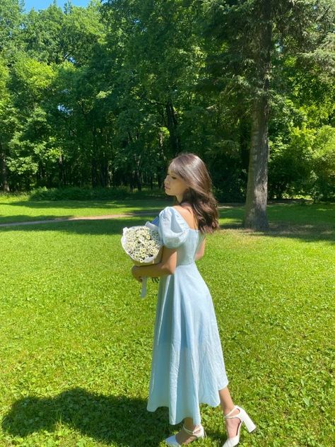 21st Birthday Photoshoot Flowers, Birthday Outfit 17th Birthday, 20th Birthday Outfit Ideas, Bouquet Poses, Dress Biru, Pre Debut Photoshoot, Debut Photoshoot, Apple Photo, Sky Blue Dress