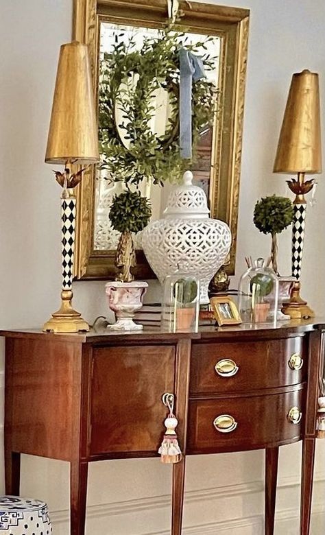 Foyer Table Decor Entryway Traditional, Foyer Table Decor Entryway, Indian House Decor, Foyer Table Decor, Chinoiserie Interior, Williamsburg Christmas, French Country Decorating Living Room, Happy Hallow, Sideboard Decor