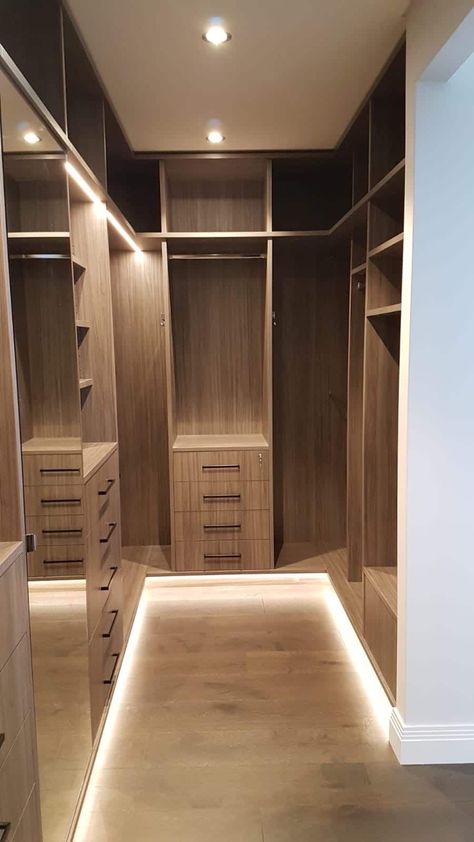 Organization Wardrobe, Small Master Closet, Small Dressing Rooms, Bedroom Wardrobe Design, Dressing Design, Dressing Room Closet, Walking Closet, Dream Closet Design, Closet Design Layout