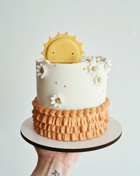 Let's soak up the sunshine and spread good vibes with a 'Here Comes the Son' themed baby shower! It's all about warmth, joy, and embracing the bright side of life! 🌞 Dive into my blog for more awesome inspirations! Photos found on Pinterest #herecomestheson #babyshowerthemes #babyshower #babyshowerideas #SunshineBabyShower #HereComesTheSun #sunshine Cute Cake Simple, Food For Kids Party, Sun Themed Cake, Sweet One First Birthday Cake, Sun Themed Food, Cute Simple Cakes, Sun Theme Party, Two Sweet Birthday Cake, Pretty Cake Ideas