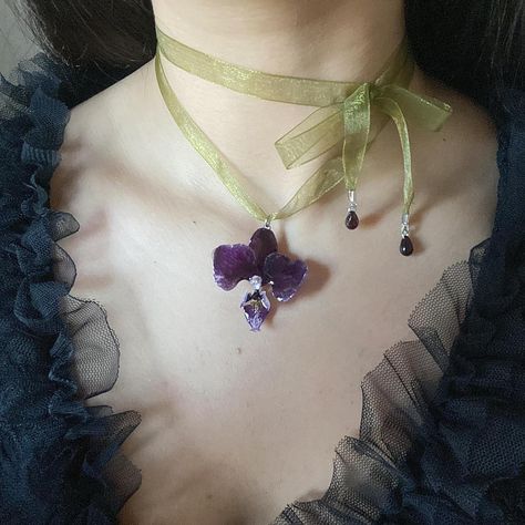 Purple Pearl Aesthetic, Orchid Clothes, Ribbon Necklace Diy, Beaded Accessories Ideas, Diy Flower Necklace, Unique Jewelry Inspiration, Flower Necklace Diy, Orchid Fashion, Crystal Necklace Diy