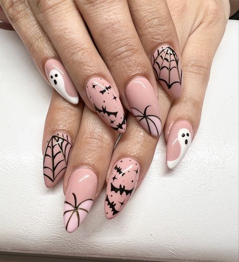 Halloween Nails Different Designs, Spooky Girly Nails, Halloween Nail Ideas Square, Gothcore Nails, Girly Spooky Nails, Halloween Oval Nails, Cutesy Halloween Nails, Witchcore Nails, Almond Shape Halloween Nails