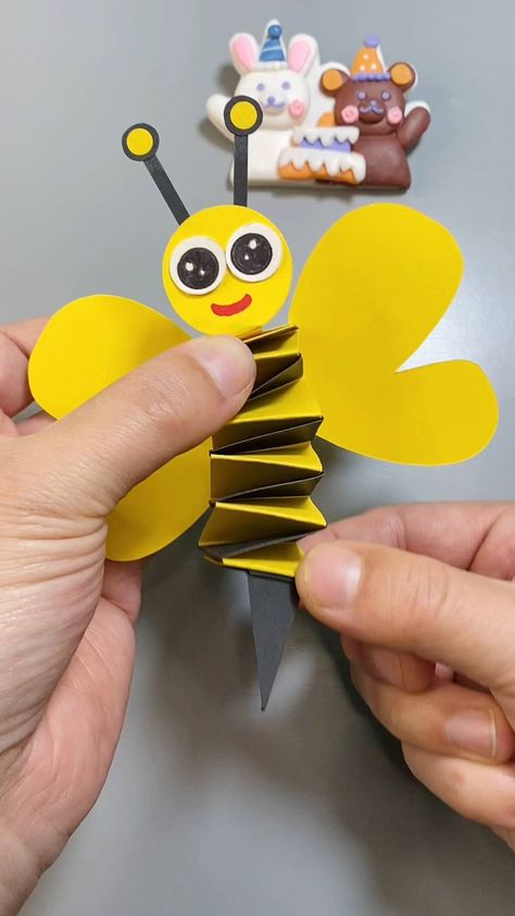 2nd Grade Crafts, Bee Crafts For Kids, Paper Towel Crafts, Bee Artwork, Animal Crafts For Kids, Dyi Projects, Kindergarten Crafts, Paper Flowers Craft, Diy Crafts Paper Flowers