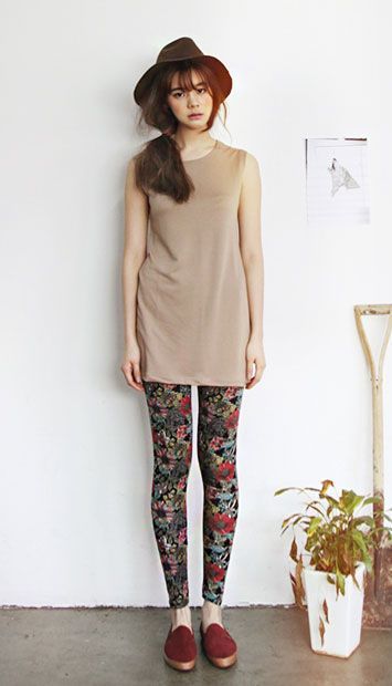 Patterned Leggings Outfits, Floral Leggings Outfit, Nude Shirt, Pattern Trousers, Print Tights, Floral Tights, Flower Pants, Flower Leggings, Unique Images