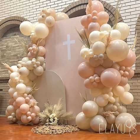 Boho First Communion Party, Catholic Baptism Party, First Communion Decorations Backdrop, Baptism Balloon Decorations, First Birthday And Baptism Girl, Baptism Backdrop Ideas, Boho Baptism Decorations, Baptism Theme Ideas, Baptism Balloon Garland