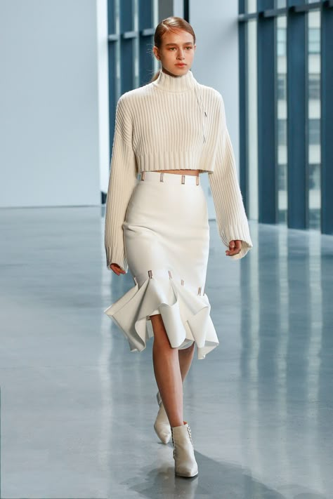 Dion Lee Fall 2018 Ready-to-Wear Collection - Vogue - 14/44 - Model: Lois Schalkwijk Womens Fashion Casual Summer, Dion Lee, White Skirt, Fashion Show Collection, Vogue Paris, Fall 2018, White Outfits, Looks Vintage, Work Fashion