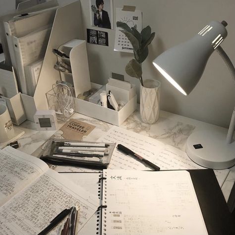 Space Study Aesthetic, Aesthetic Desk Set Up, Academic Vision Board, Aesthetic Study Space, Desk Set Up Aesthetic, Study Space Aesthetic, Study Setup, Romanticising School, Study Desk Decor