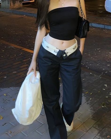 Black Low Wasted Jeans, Black Tube Tops Outfit, Dickies Pants Style, Low Waisted Cargo Outfit, Tube Tops Outfit Aesthetic, Dickies Shirt Outfit Women, Cargo Pants Outfit Low Waist, How To Style Low Waisted Pants, Tube And Pants Outfit