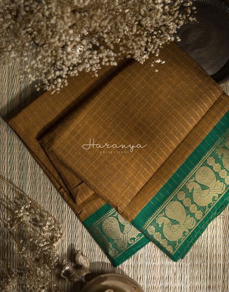 Handloom sungudi Saree. Saree Possess, Sarii Photos, Luxury Saree, Business Shots, Saree Photo Shoot, Textile Photography, Flat Lay Photography Fashion, Saree Photography, Saree Shoot