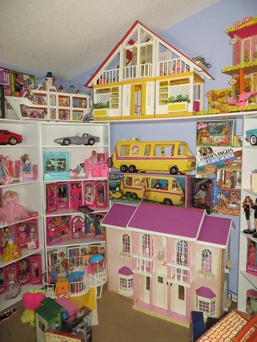 Super Star Barbie, Barbie Collector Room, Organizing Barbies Storage Ideas, Toy Collection Room, Barbie Houses, Barbie Playsets, Toys Barbie, Vintage Barbies, Barbie Room