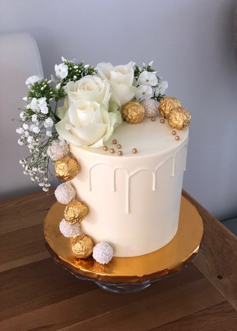 White And Gold Cake With Flowers, White And Gold Cakes Birthday, White N Gold Cake, White Cake With Gold Drip, White Cakes With Flowers, White And Gold Drip Cake, Fresh Flower Cake Decoration, Birthday Cake Gold And White, White Bday Cake