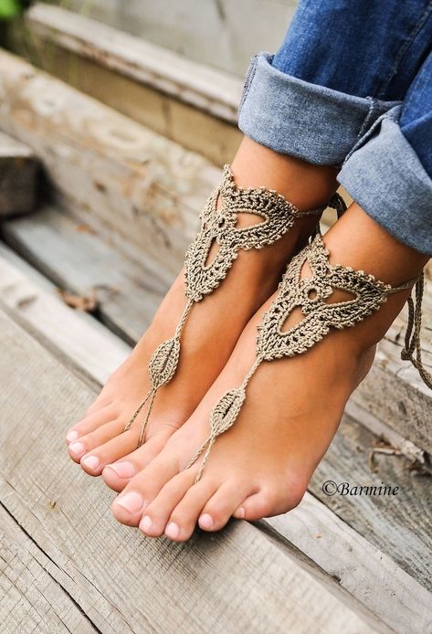 Gorgeous Crochet Barefoot Sandals – Get the Patterns To Make Your Own! - KnitHacker Barefoot Sandals Crochet Pattern, Beach Wedding Destination, Bridal Foot Jewelry, Shoes Bridesmaid, Beach Wedding Sandals Barefoot, Crochet Barefoot Sandals, Barefoot Sandal, Beige Sandals, Lace Shoes